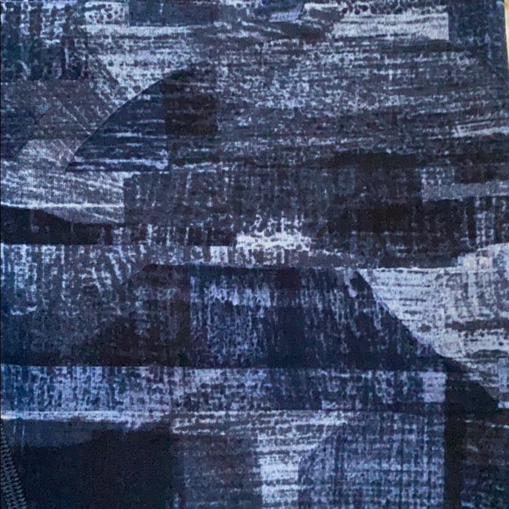 Women’s size 8 Lululemon navy Capri leggings. - Picture 3 of 3
